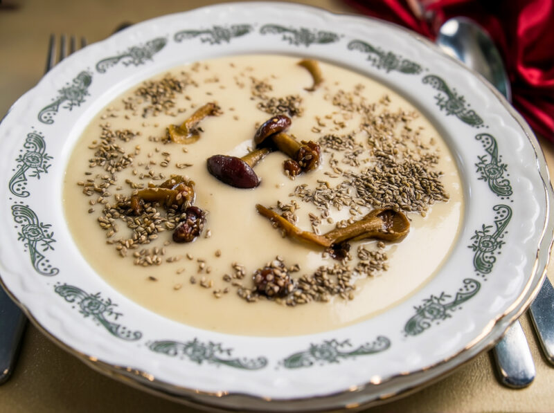 Суп-пюре из картофеля с жареными грибами и кунжутом
