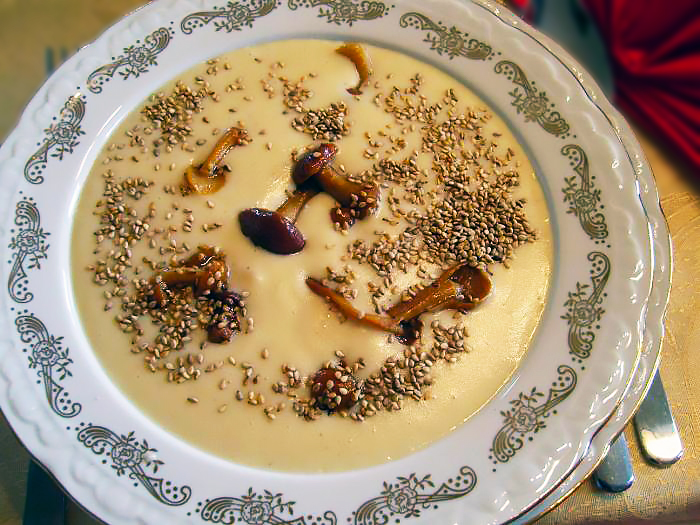 Суп-пюре из картофеля с жареными грибами и кунжутом