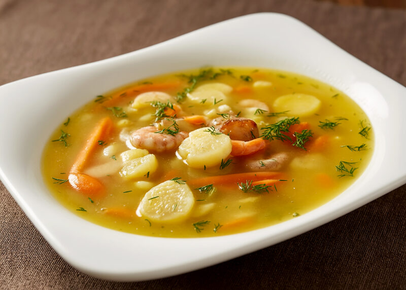 Овощной суп с колбасками и чечевицей