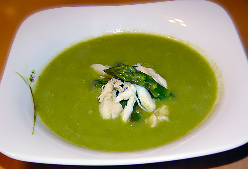 Сливочный суп со спаржей и крабом