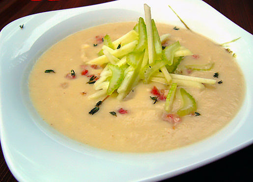 Сливочный суп-пюре из корня сельдерея с беконом и яблоком