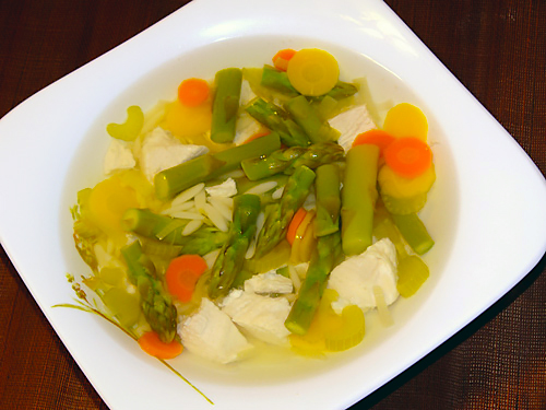 Суп с орзо, курицей и спаржей