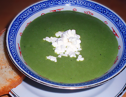 Суп-пюре с брокколи, шпинатом и домашним сыром