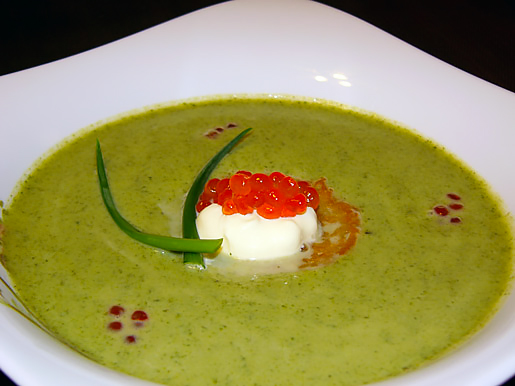 Суп-пюре из брокколи с икрой