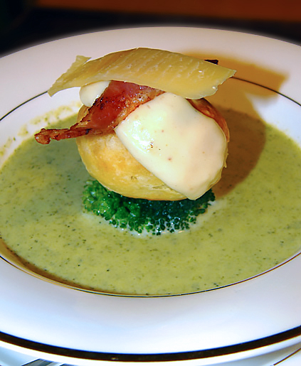 Суп-пюре из брокколи с профитролями и сыром чеддар