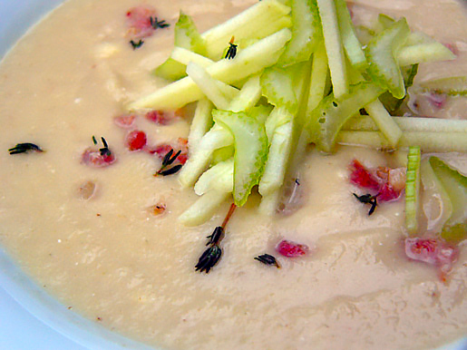 Сливочный суп-пюре из корня сельдерея с беконом и яблоком