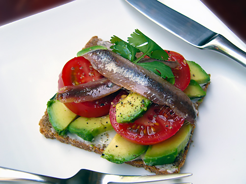 Бутерброд с анчоусами и авокадо