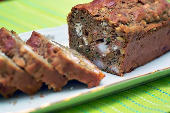 Кекс с каштановой мукой, креветками, козьим сыром и кедровыми орешками