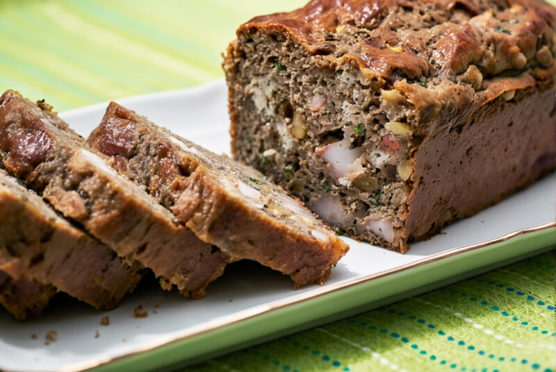 Кекс с каштановой мукой, креветками, козьим сыром и кедровыми орешками