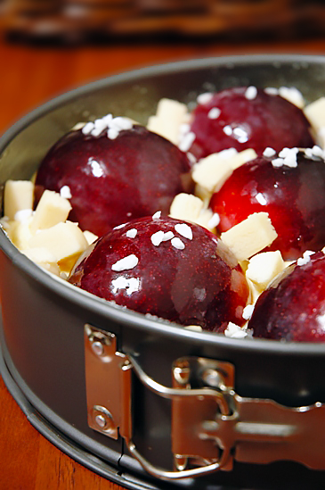 Сливовый пирог с марципаном