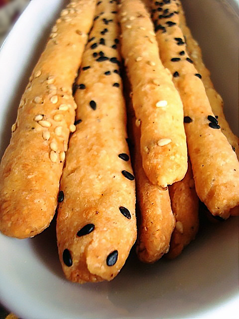 Сырная соломка с кунжутом