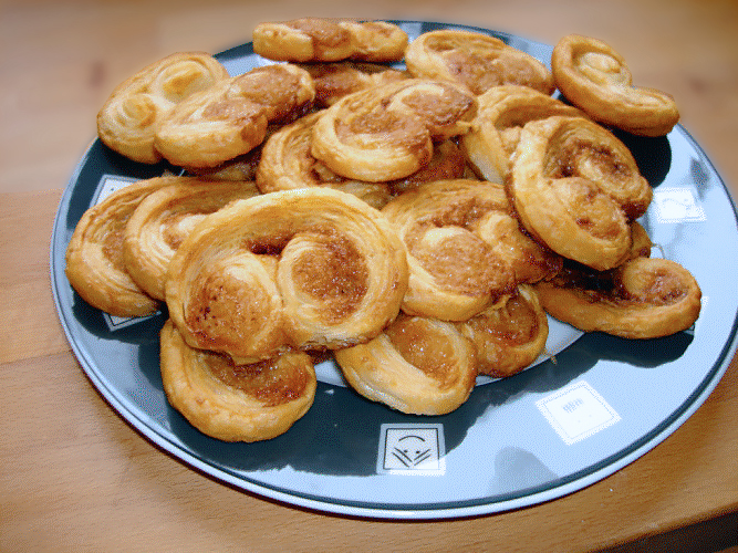 Ушки из слоеного теста