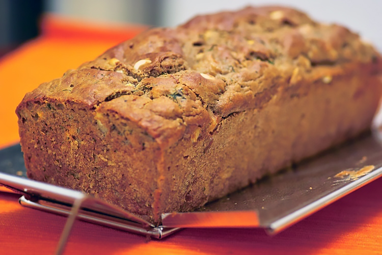 Кекс с каштановой мукой, креветками, козьим сыром и кедровыми орешками