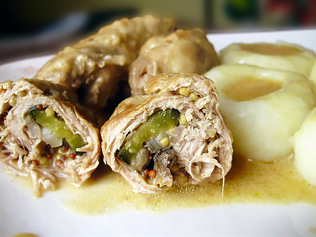 Рулеты из свиного филе с грибами и солеными огурцами