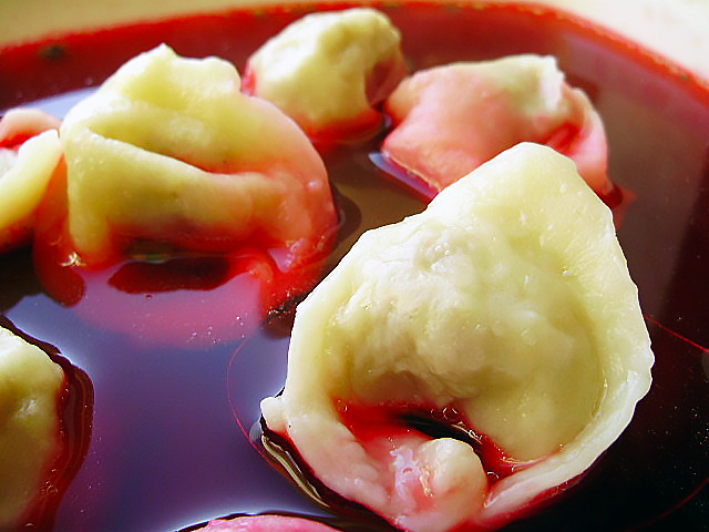 Красный прозрачный борщ на закваске