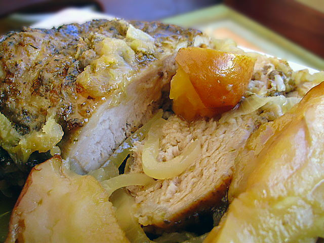 Запеченная свиная грудинка с яблоками