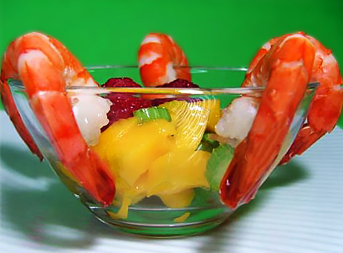 Салат из креветок, малины, манго и авокадо