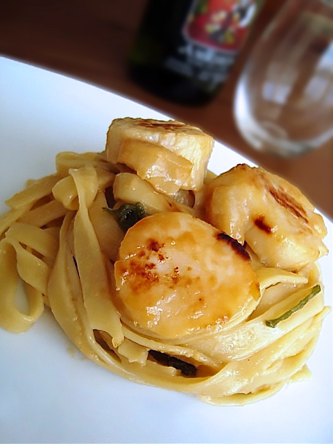 Гребешки, глазированные в мисо с лапшой соба