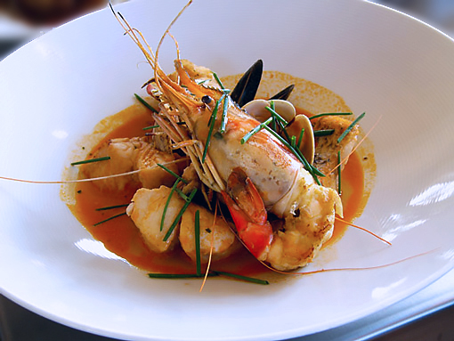 Густой суп из рыбы и морепродуктов