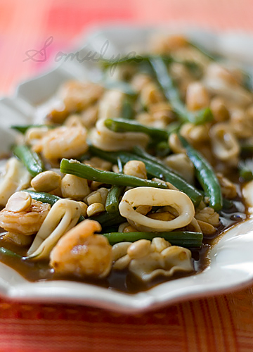 Mорепродукты в соусе кунг пао (Seafood Trio Kung Pao)