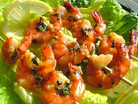 Креветки со сладким соусом чили на шпажках