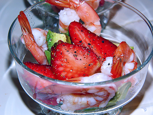 Клубничный салат с креветками