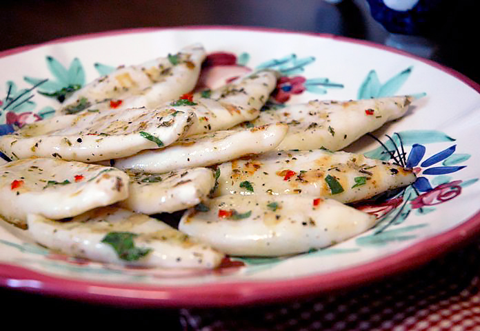 Грилованные кальмары в чесночном маринаде с прованскими травами