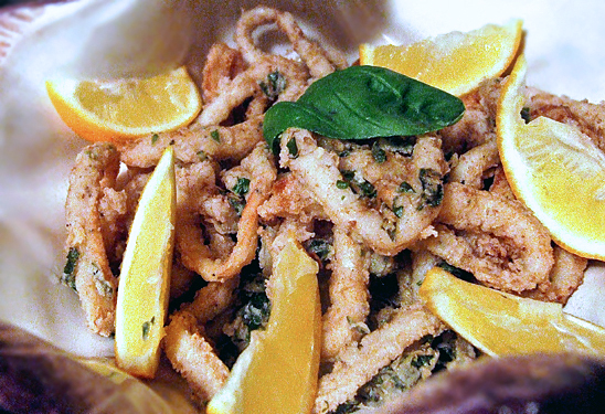 Жареные кальмары с соусом арраббиата от Тайлера Флоренса