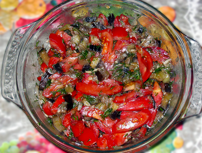 Салат с баклажанами и помидорами