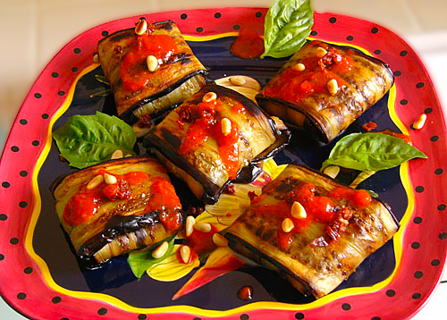 Конвертики из баклажанов с моцареллой и томатами