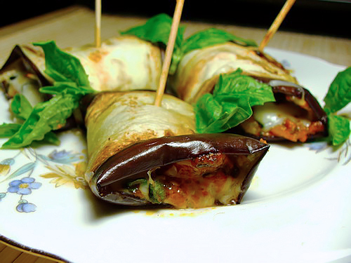 Баклажанные рулетики с моцареллой и песто