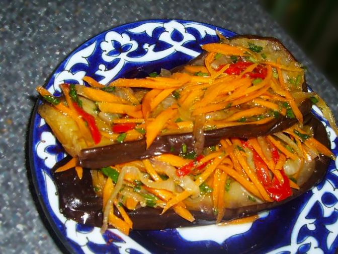 Пряные баклажаны с начинкой из моркови