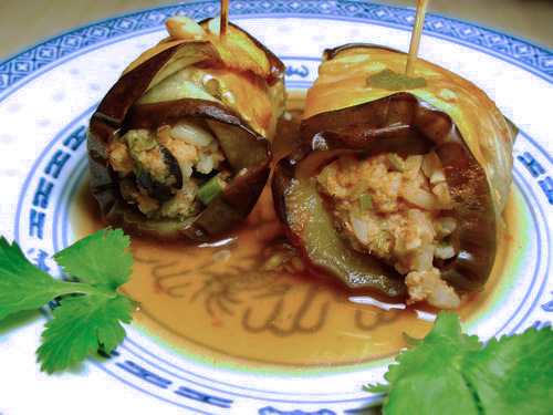 Баклажановые рулетики, фаршированные мясом и рисом