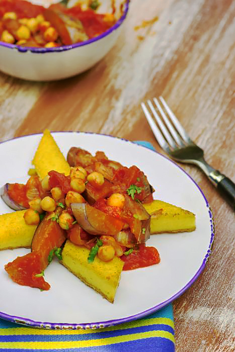 Баклажаны, тушенные с томатами и горохом нут