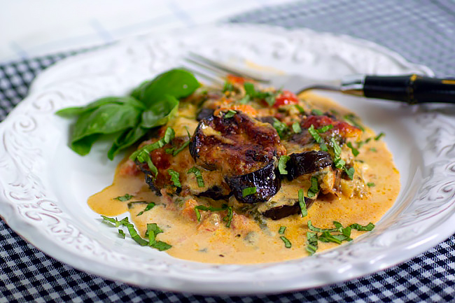 Запечённые баклажаны с томатами, эстрагоном и крем-фреш