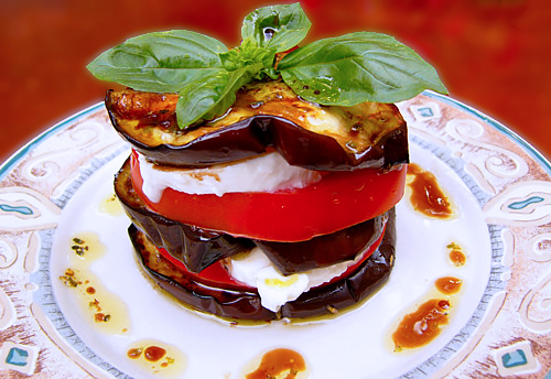 Баклажаны с моцареллой и помидорами