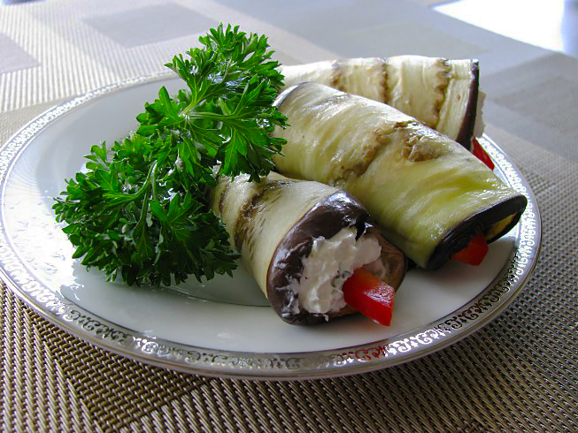 Баклажановые рулетики с фетой