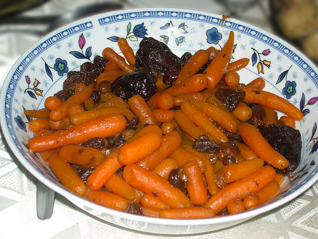 Морковь с медом и сухофруктами