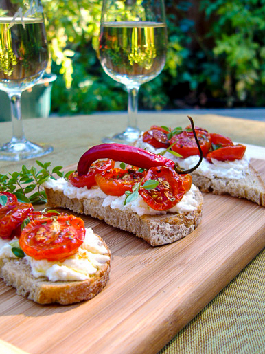 Брускетта с рикоттой и печеными помидорами