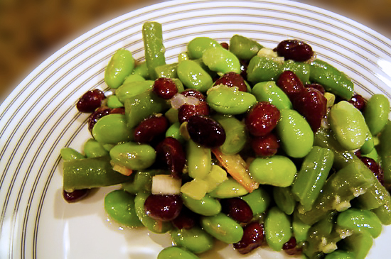 Салат из трех видов фасоли в азиатском стиле