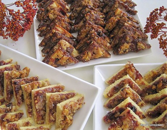 Треугольное печенье с орехами