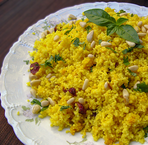 Кускус со специями, клюквой и орехами