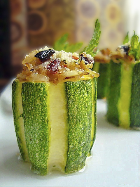 Цуккини, фаршированные рисом, маслинами и анчоусами