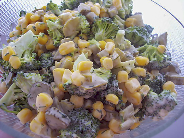 Салат с брокколи, кукурузой и корнишонами