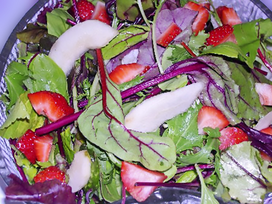 Зеленый салат с грушами и клубникой