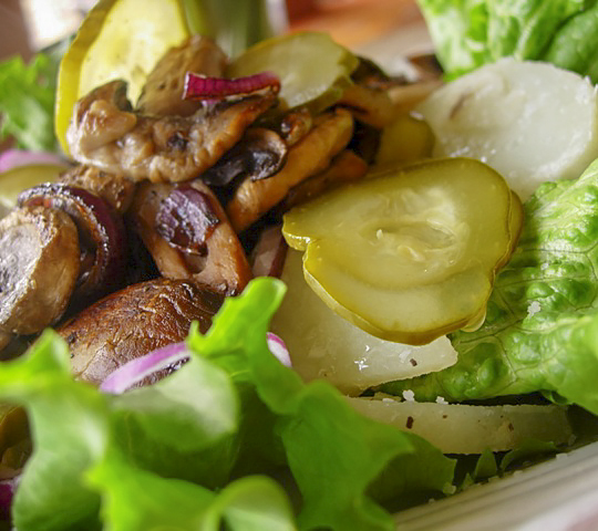 Картофельный салат с грибами и солеными огурцами