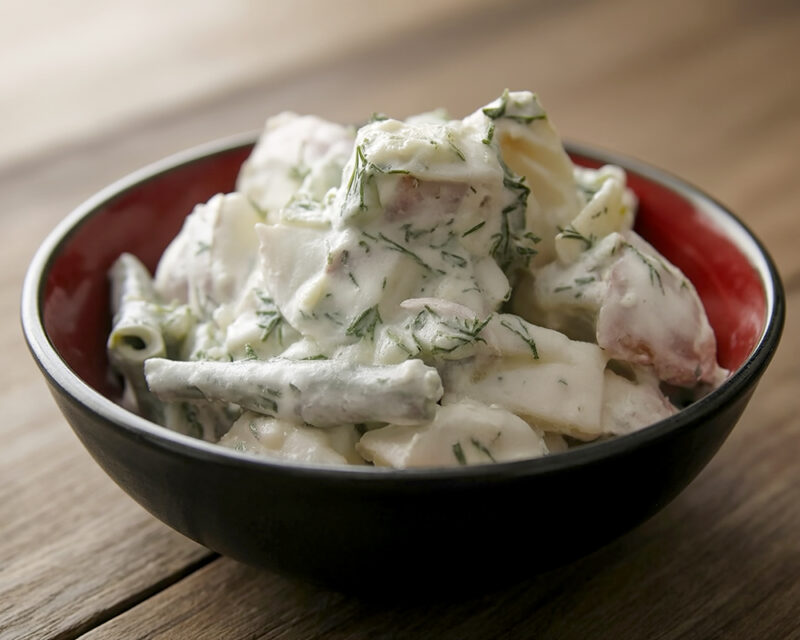 Картофельный салат с зеленой фасолью и с соусом из йогурта и огурцов