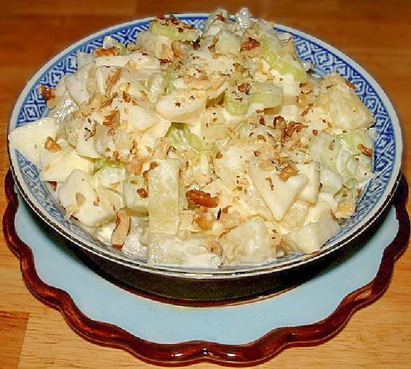 Салат с сельдереем, яблоками и ананасами