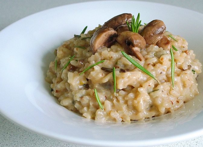 Грибное ризотто с запеченными шампиньонами с тимьяном и розмарином