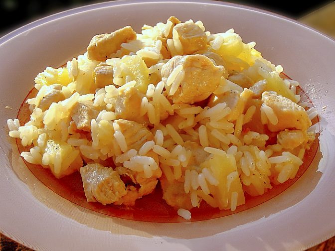 Рис с курицей и ананасами